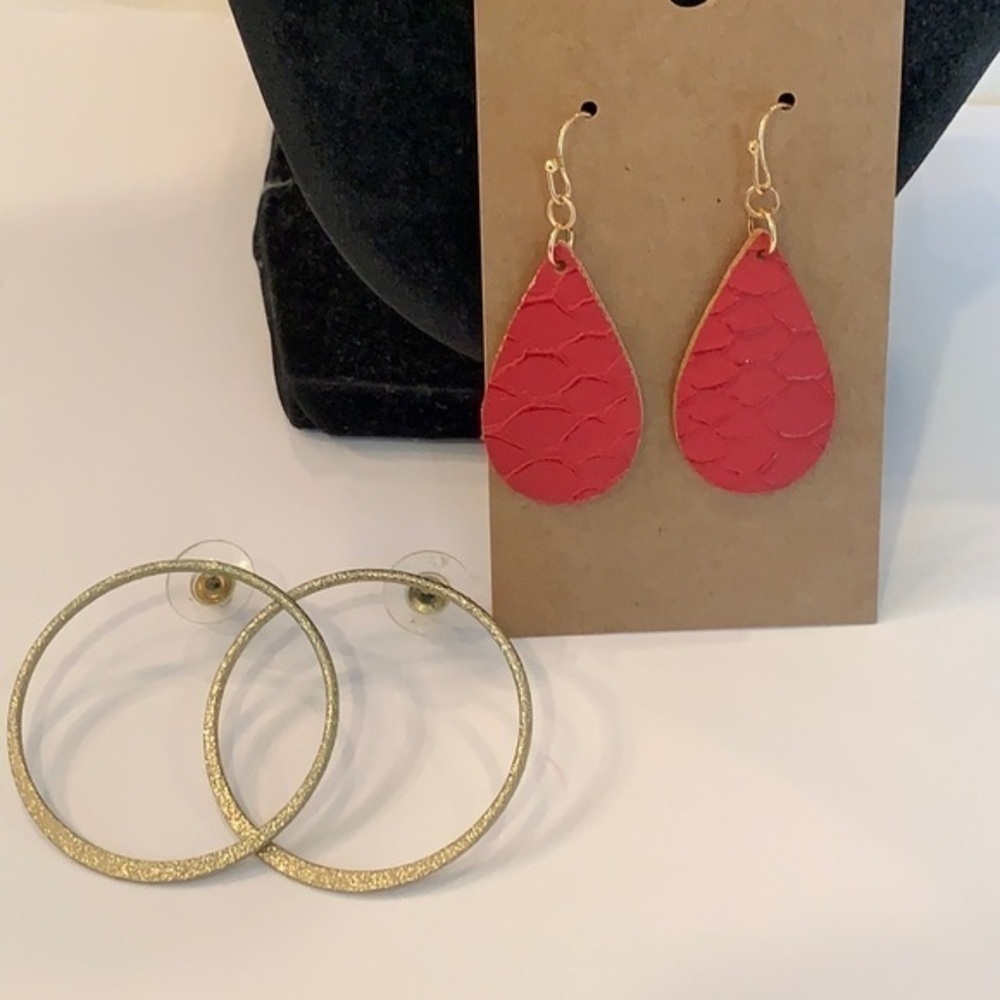 💐5/25 two pair gold tone circle hoops tear drop